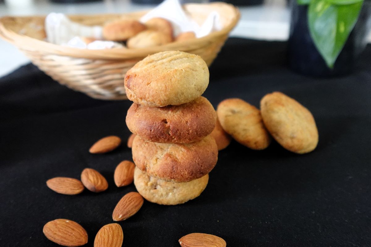 Almond banana cookies